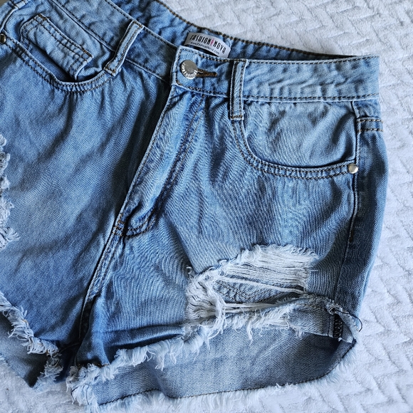 Fashion Nova Hi-Rise Cut-Off Denim Shorts Size Medium (28) - Picture 4 of 12